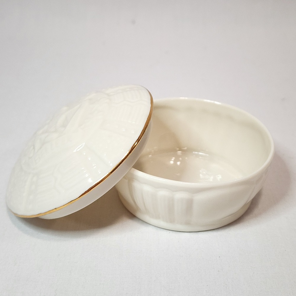 Belleek Collectors Society‎ Parian China Trinket Box Gold Trim Irish Harp Crest